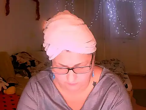 Snapshot of Marryllunax chatting on December 2025 07:08:01 PM Marryllunax online show from December 2025 07:08:01 PM