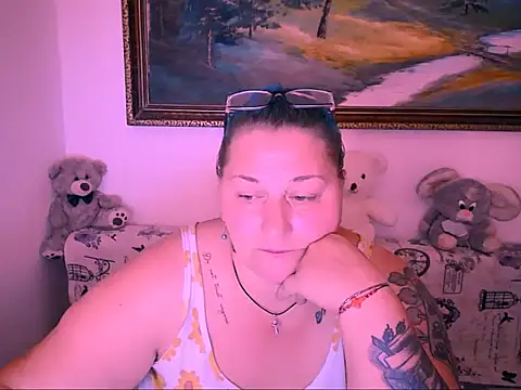 Marryllunax online show from September 2025 07:41:01 PM