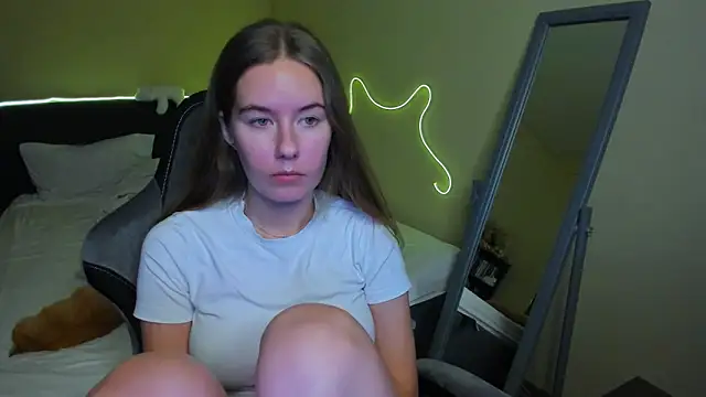 EmilyPaw online show from November 2025 04:30:01 PM