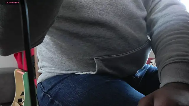 Snapshot of IndienTiger chatting on December 2025 08:02:01 AM IndienTiger online show from December 2025 08:02:01 AM