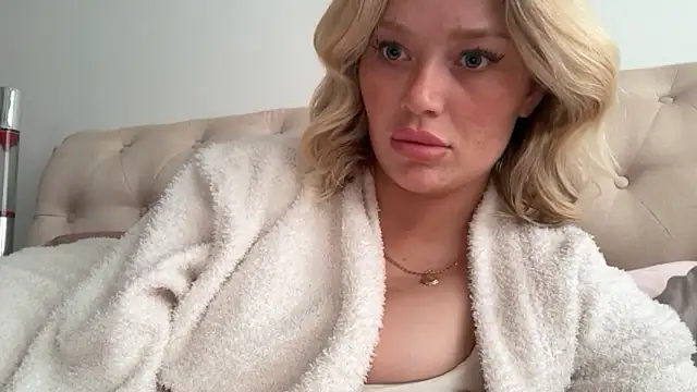 Snapshot of blissdimicco chatting on May 2026 11:00:01 AM blissdimicco online show from May 2026 11:00:01 AM