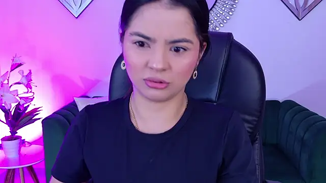 Layla Breezee online show from April 2026 10:28:01 AM