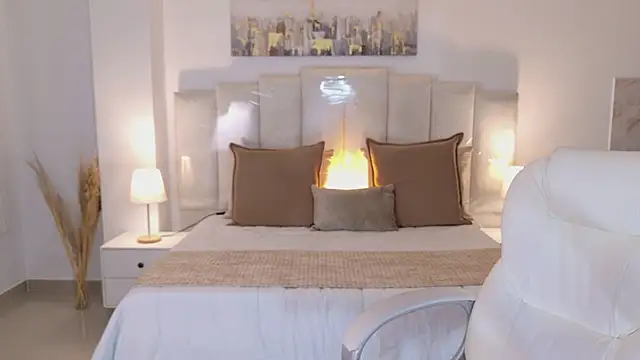 Layla Breezee online show from April 2026 11:33:01 AM