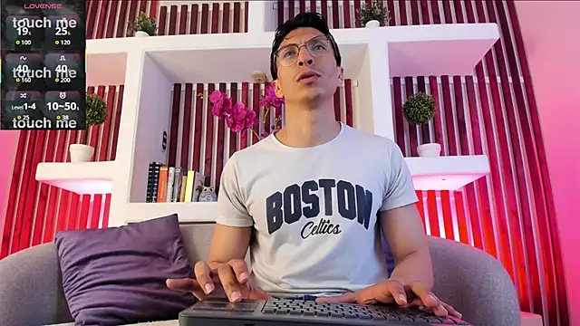 Snapshot of ApoloCruz chatting on February 2026 02:33:02 AM ApoloCruz online show from February 2026 02:33:02 AM