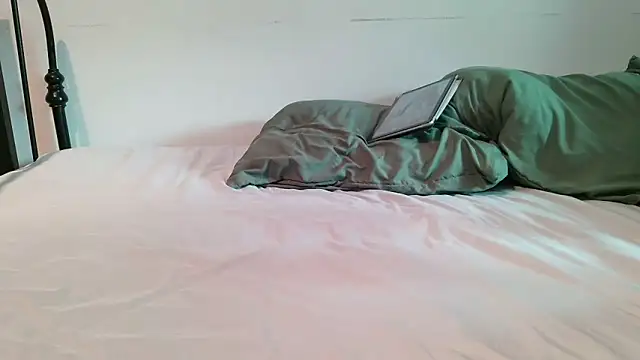 Snapshot of serena__vedette chatting on April 2026 01:20:01 PM serena vedette online show from April 2026 01:20:01 PM