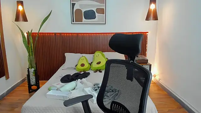 Melina Cooper  online show from September 2025 01:56:01 PM