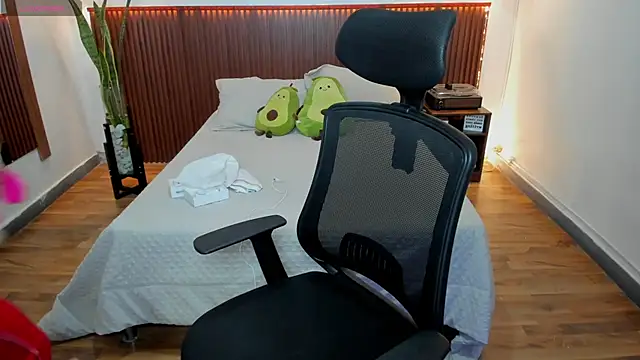 Melina Cooper  online show from September 2025 02:08:01 PM