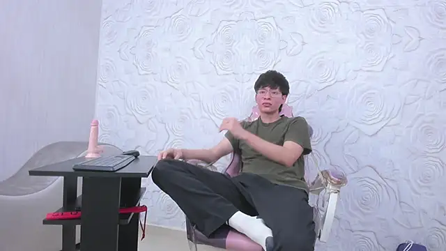 OliverWhite18 online show from March 2025 12:17:01 PM