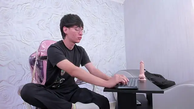 OliverWhite18 online show from March 2025 01:10:02 PM