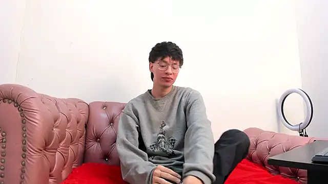 OliverWhite18 online show from January 2025 12:31:01 PM