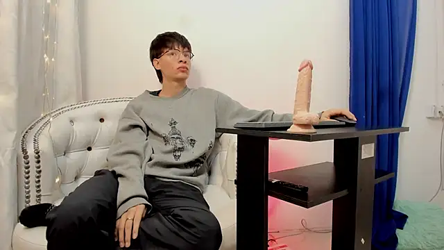 OliverWhite18 online show from January 2025 12:33:01 PM