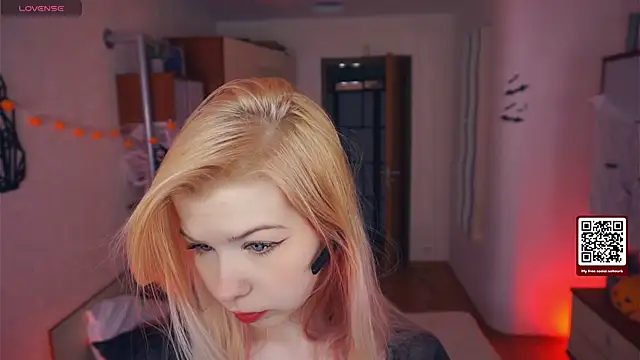 LynetHakes online show from October 2025 04:22:02 AM