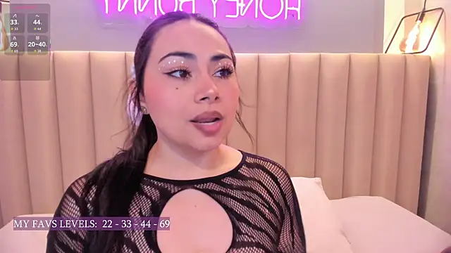 Naomymonroe  online show from November 2025 05:28:01 PM