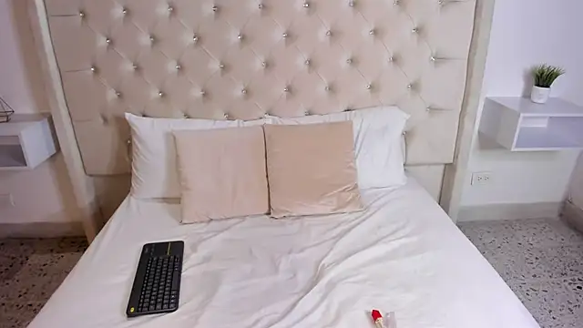 bella bloomg online show from February 2025 10:48:01 PM