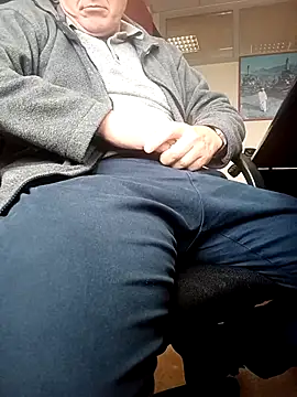 garibaldi1974 online show from November 2025 11:05:01 AM