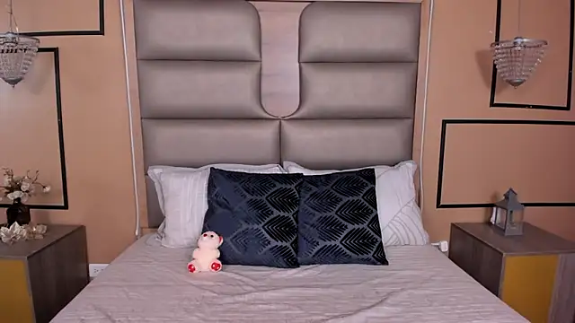 CAYLINCOLLINS online show from September 2025 03:23:01 AM