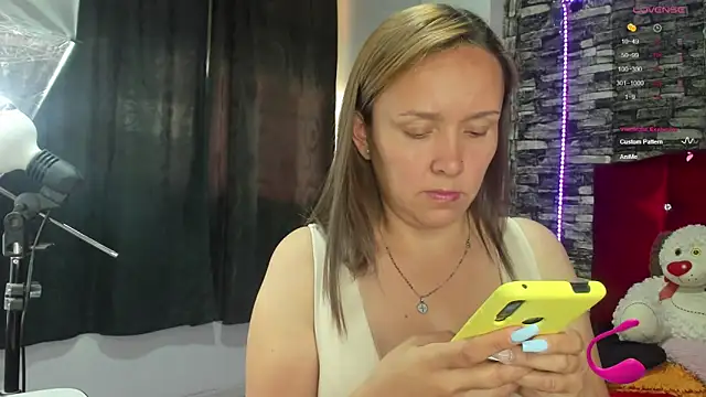 Isabella boom online show from February 2025 01:00:02 PM