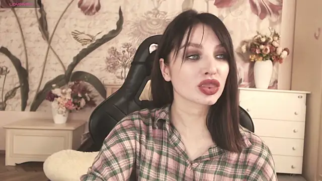 Snapshot of BritneyBarker chatting on November 2025 09:13:01 AM BritneyBarker online show from November 2025 09:13:01 AM