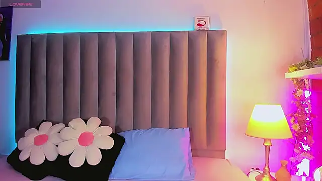 Snapshot of CamiiGarcia chatting on November 2025 06:17:02 AM CamiiGarcia online show from November 2025 06:17:02 AM