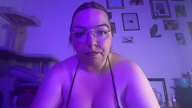Snapshot of curvycate127 chatting on July 2026 04:57:02 AM curvycate127 online show from July 2026 04:57:02 AM