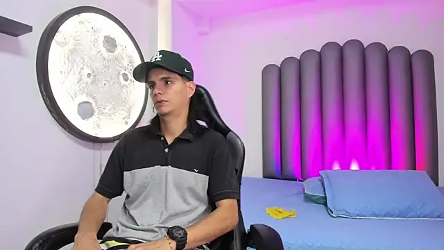 Martshall09 online show from November 2025 08:01:01 PM