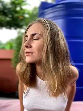 White Lu online show from November 2025 02:10:01 AM