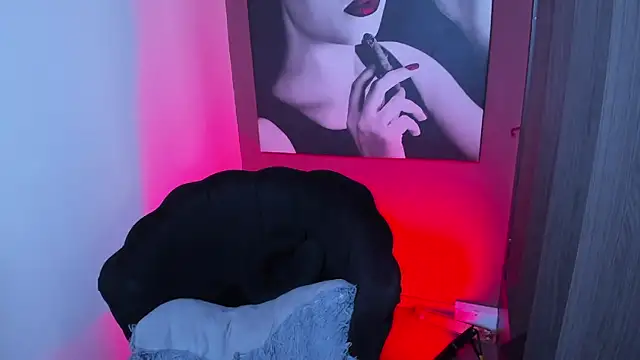 Snapshot of QueenOfHaze chatting on December 2025 10:39:02 AM QueenOfHaze online show from December 2025 10:39:02 AM