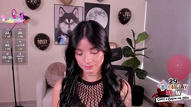 LairaScott online show from November 2025 05:08:02 PM