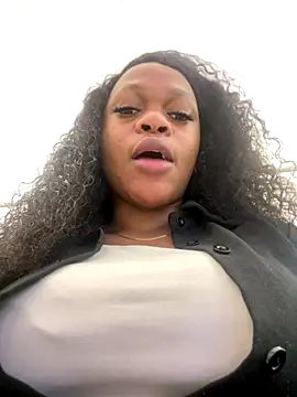 Boneca25 online show from October 2025 11:29:02 AM