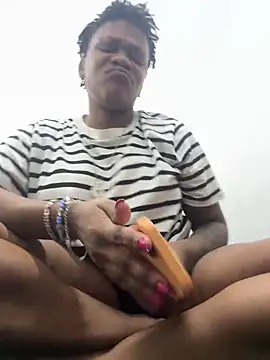 Boneca25 online show from April 2026 06:00:01 PM