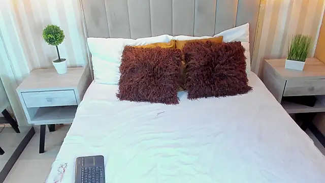 NatashaCollen online show from February 2025 06:31:01 PM
