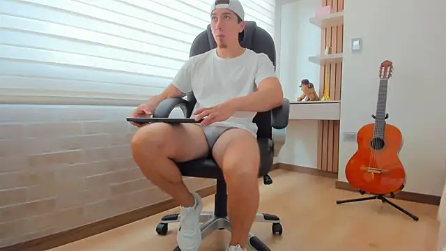 Tombarden online show from November 2025 07:03:01 PM