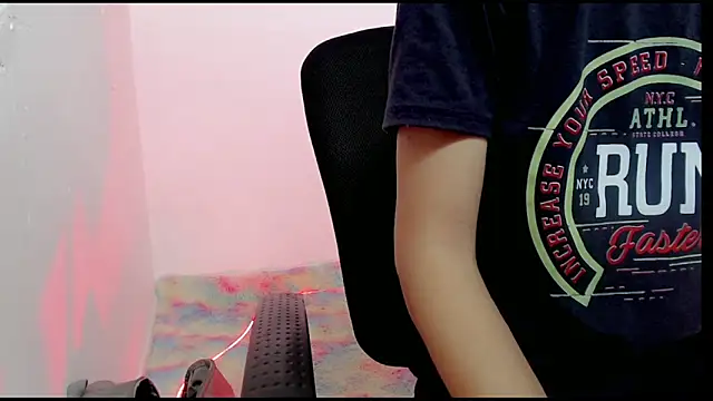 Snapshot of Alexxx_lov chatting on February 2025 12:38:01 PM Alexxx lov online show from February 2025 12:38:01 PM