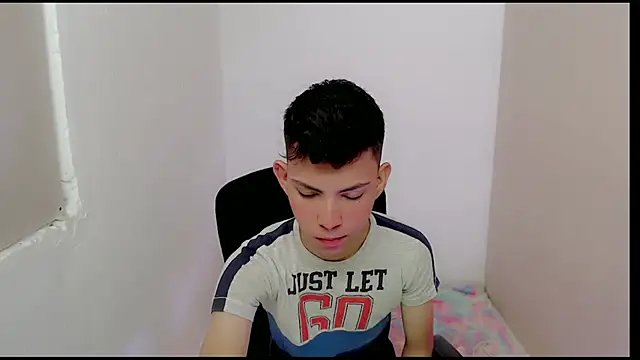 Snapshot of Alexxx_lov chatting on February 2025 12:38:01 PM Alexxx lov online show from February 2025 12:38:01 PM