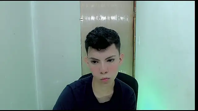 Snapshot of Alexxx_lov chatting on February 2025 12:33:01 PM Alexxx lov online show from February 2025 12:33:01 PM