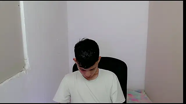 Snapshot of Alexxx_lov chatting on February 2025 12:31:01 PM Alexxx lov online show from February 2025 12:31:01 PM