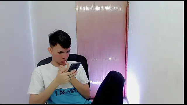 Snapshot of Alexxx_lov chatting on February 2025 12:25:02 PM Alexxx lov online show from February 2025 12:25:02 PM