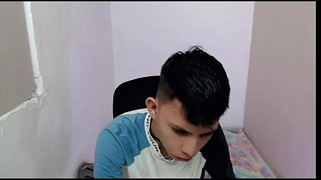 Snapshot of Alexxx_lov chatting on February 2025 12:34:01 PM Alexxx lov online show from February 2025 12:34:01 PM