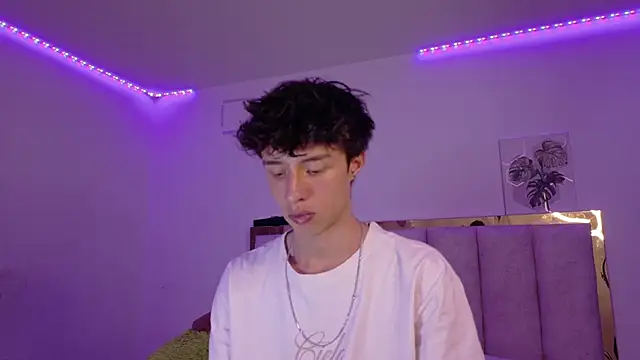 Juanmres online show from May 2026 09:33:01 PM
