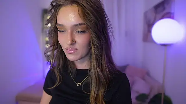 Clara Nia online show from November 2025 08:20:01 PM