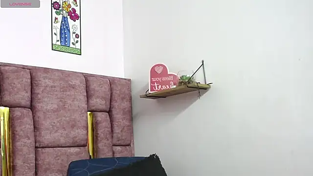 VICTORIAHANK  online show from April 2026 07:17:02 PM