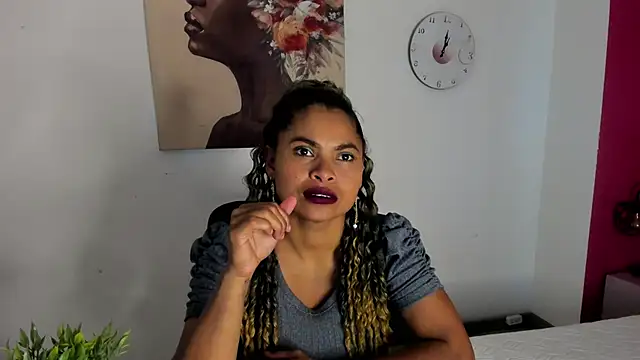 CamiilaReyes online show from November 2025 01:43:01 PM