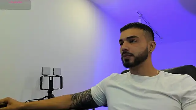 Snapshot of lorenzo_blanc chatting on February 2025 03:47:02 AM lorenzo blanc online show from February 2025 03:47:02 AM