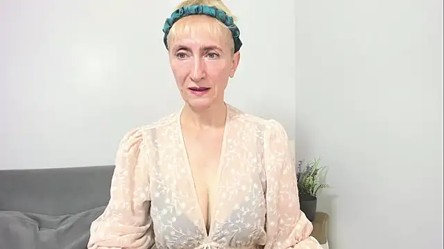 Snapshot of MargaretMilf69 chatting on September 2025 07:03:01 AM MargaretMilf69 online show from September 2025 07:03:01 AM