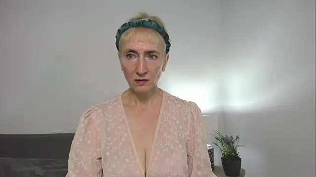 Snapshot of MargaretMilf69 chatting on September 2025 06:58:02 AM MargaretMilf69 online show from September 2025 06:58:02 AM