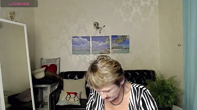 Snapshot of SexyGrandma_ chatting on October 2025 03:42:01 PM SexyGrandma online show from October 2025 03:42:01 PM