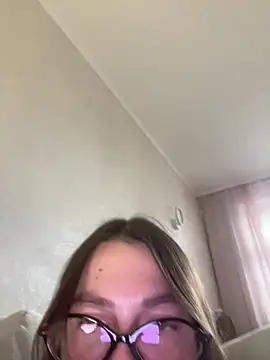 DearAlise online show from October 2025 09:17:01 AM