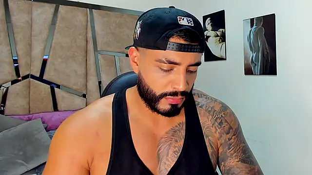 Snapshot of LeandroRusso chatting on March 2025 08:00:02 PM LeandroRusso online show from March 2025 08:00:02 PM