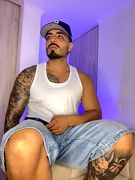 Snapshot of LeandroRusso chatting on November 2025 01:42:02 AM LeandroRusso online show from November 2025 01:42:02 AM