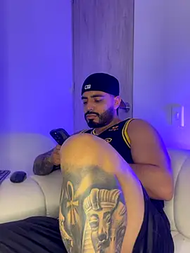 Snapshot of LeandroRusso chatting on November 2025 12:37:01 AM LeandroRusso online show from November 2025 12:37:01 AM